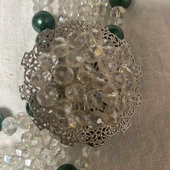 Elegant Green and Crystal Beaded Necklace - Picture 5 of 9
